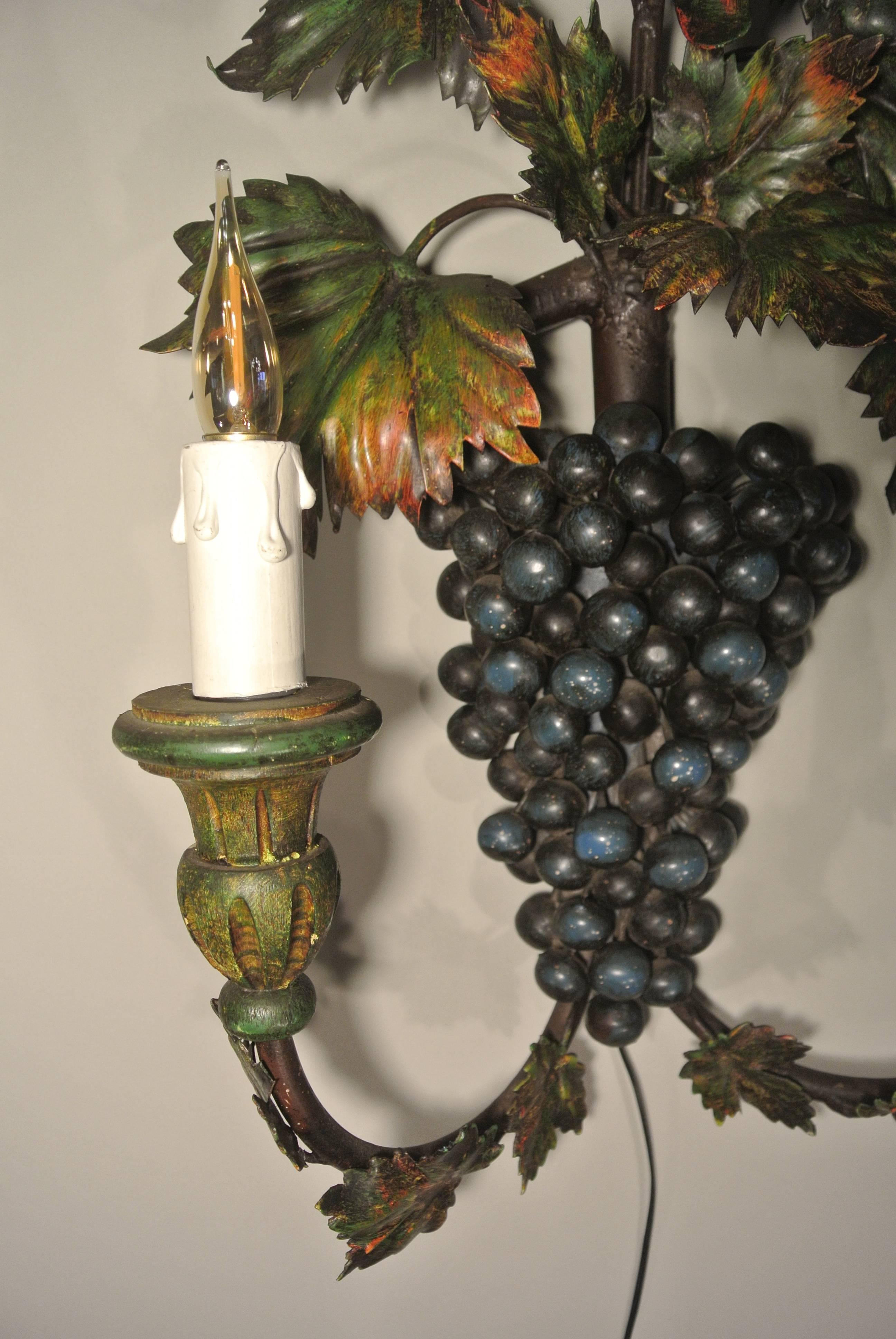 Unusual ‘Grapes’ Sconce Painted with Metal and Wood Paint, circa 1960 In Good Condition In Saint-Ouen, FR