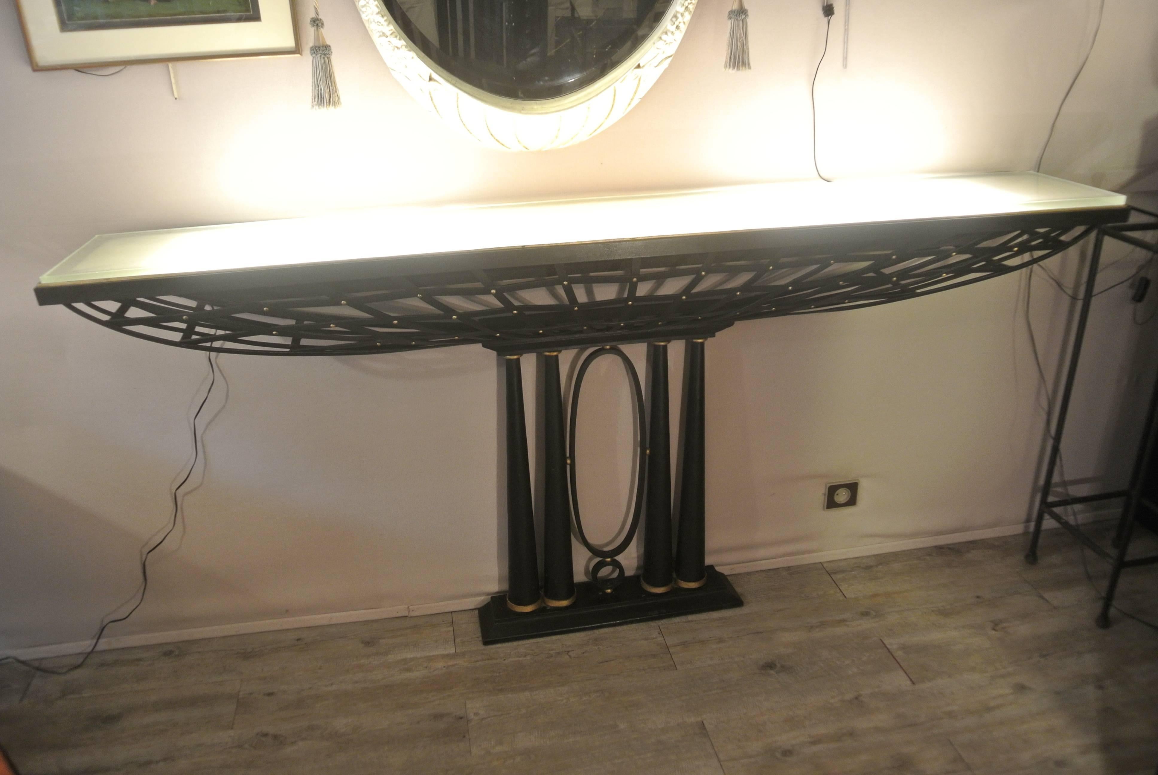 Important French console in black wrought iron and gold, with thick plate Saint-Gobain glass illuminated by three neon lights, circa 1940-1950.
Measures: Height 96cm x width 1M.93cm x 31.5 cm deep.
    