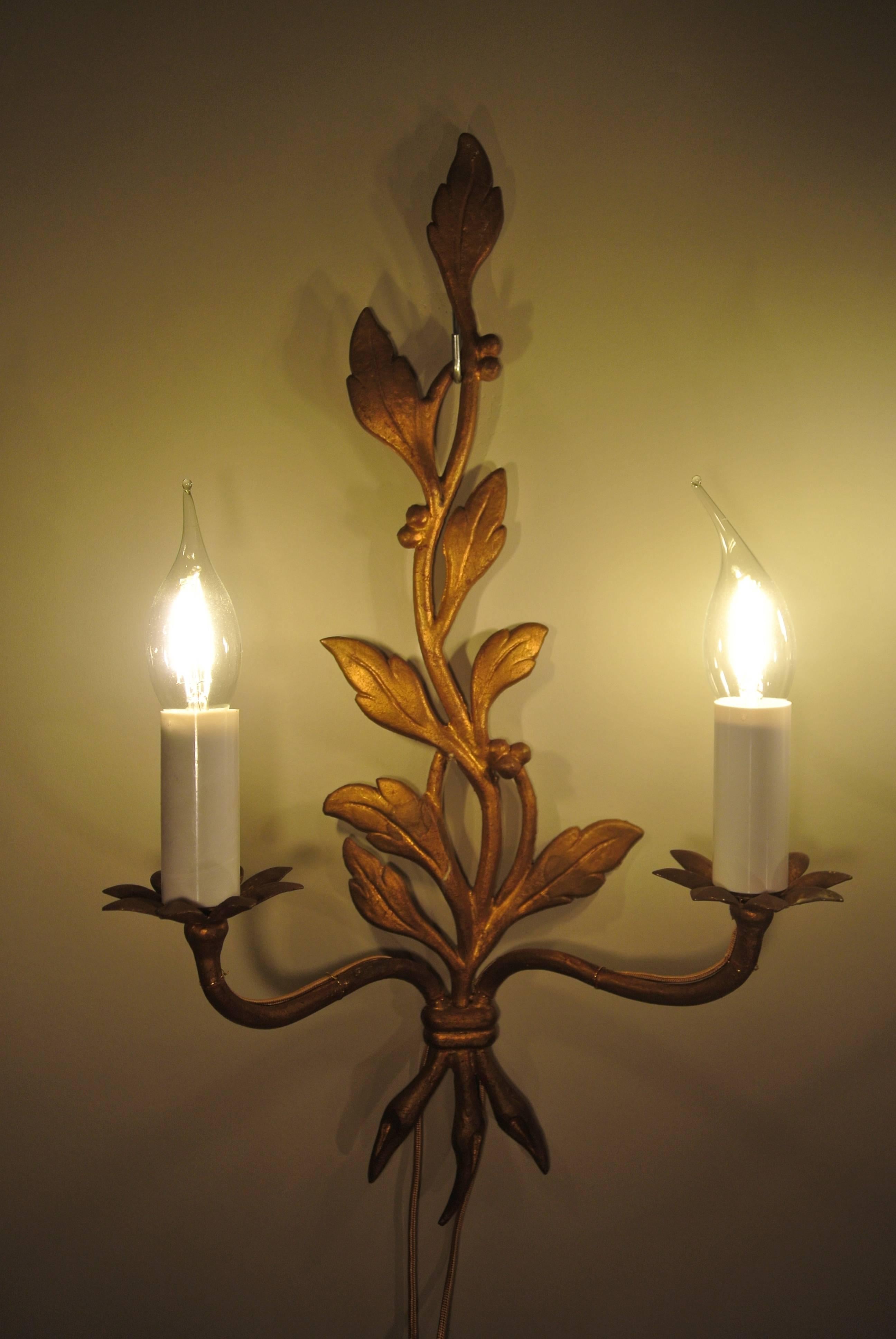 Pair of Mid-Century Modern Gold Gilt Bronze Sconces in a Leaf Design, circa 1960 In Good Condition For Sale In Saint-Ouen, FR