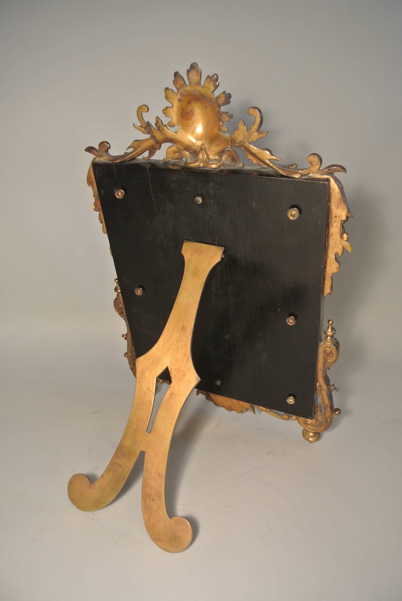 Français Miroir de table en bronze doré sur ébène, miroir biseauté et bronze doré en vente