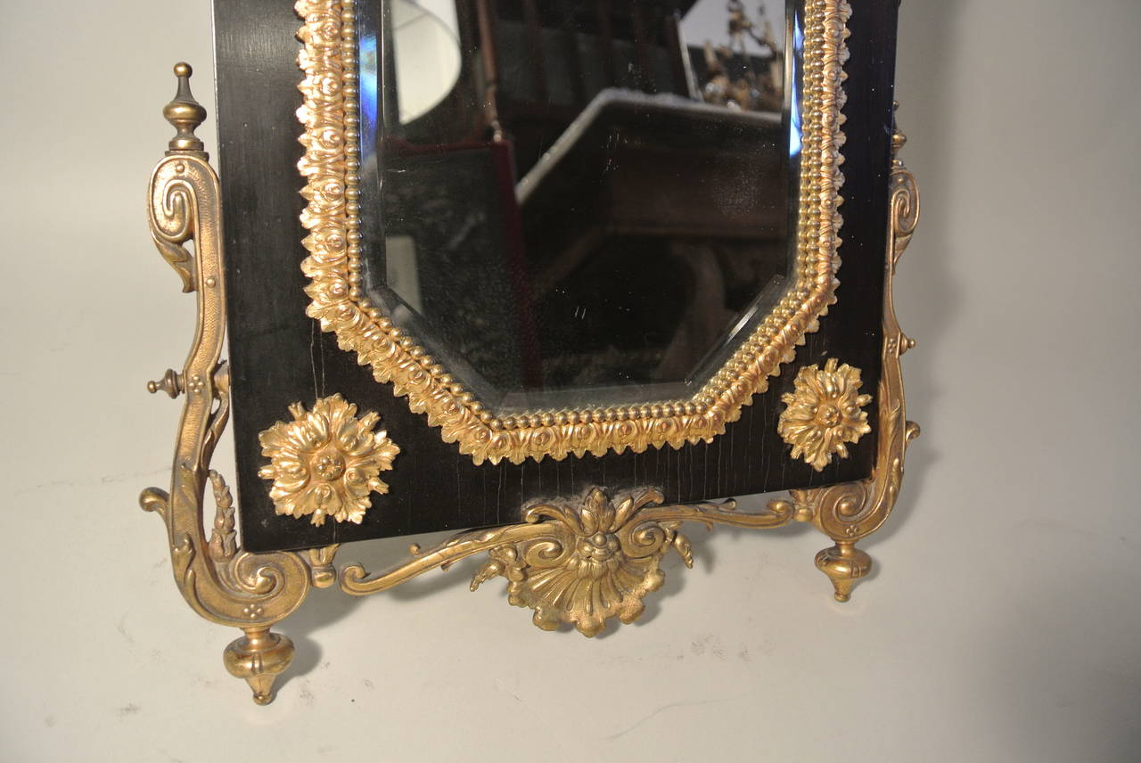 Bronze Miroir de table en bronze doré sur ébène, miroir biseauté et bronze doré en vente