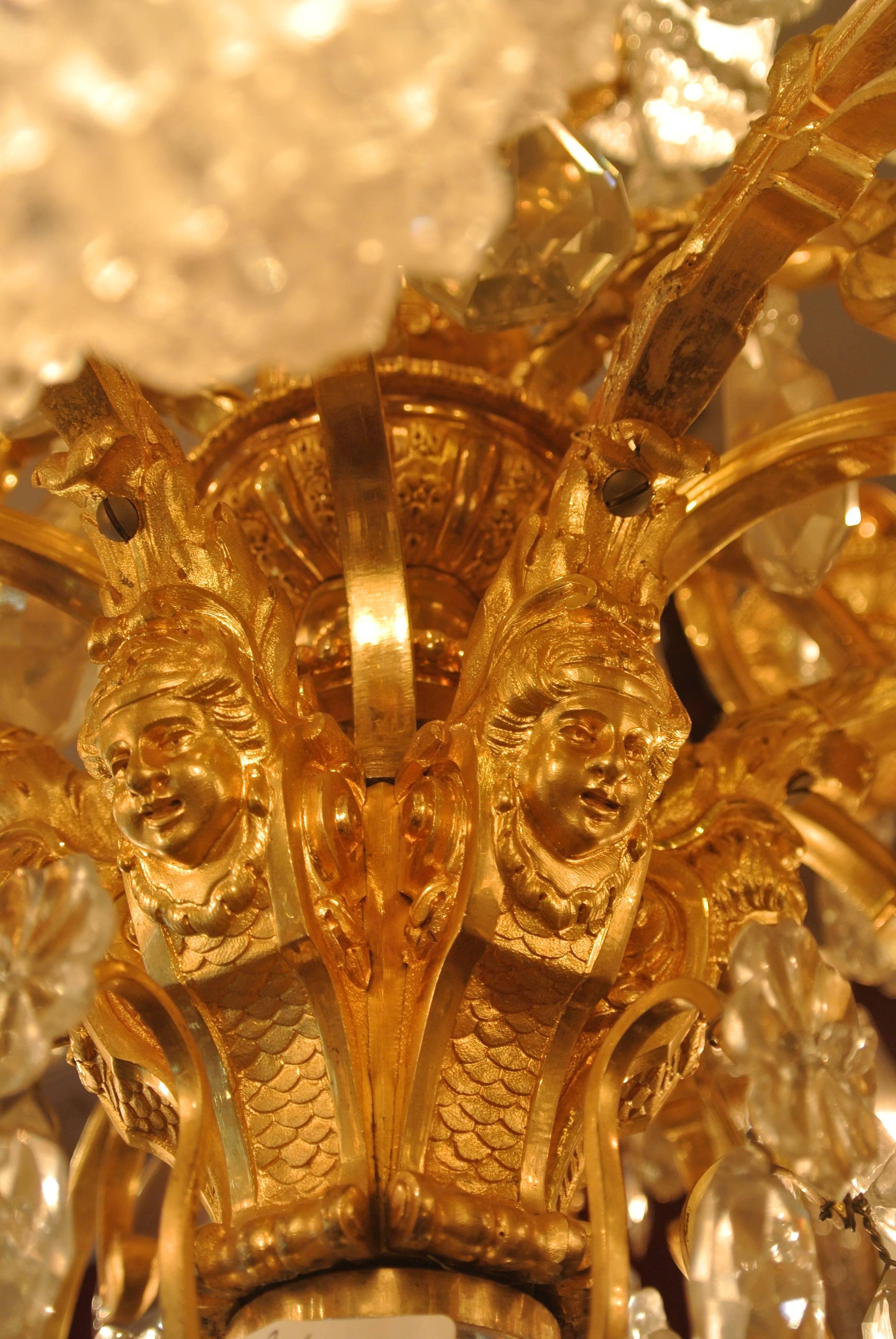 A Fine Important Baccarat Crystal Chandelier in Bronze Dore and Carved Crystal In Good Condition In Saint-Ouen, FR