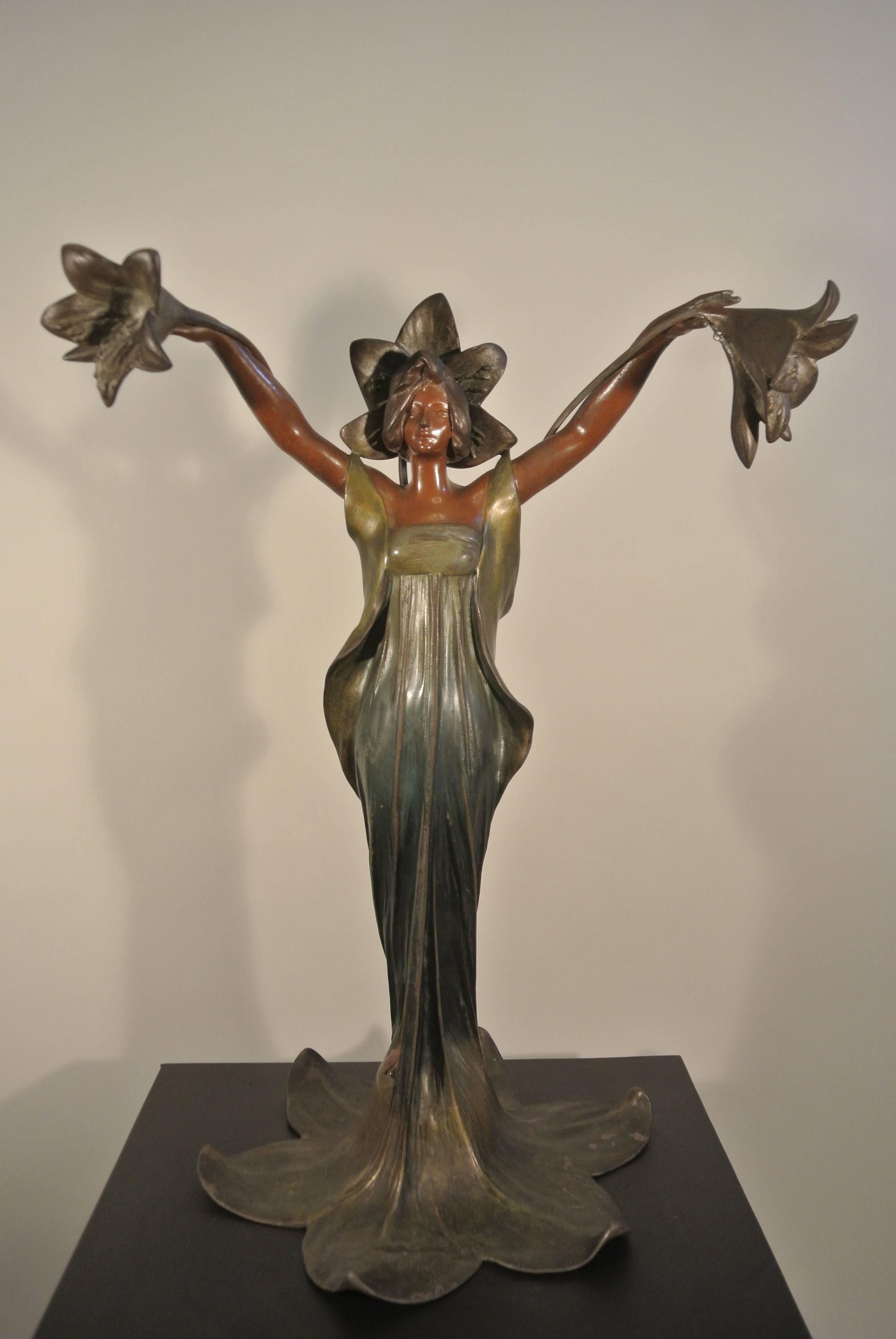 In cold painted metal, 'Lady of Lilies' signed J. Causse, circa 1900. Art Nouveau. Measures: 58cm x 44cm x 36cm.
 