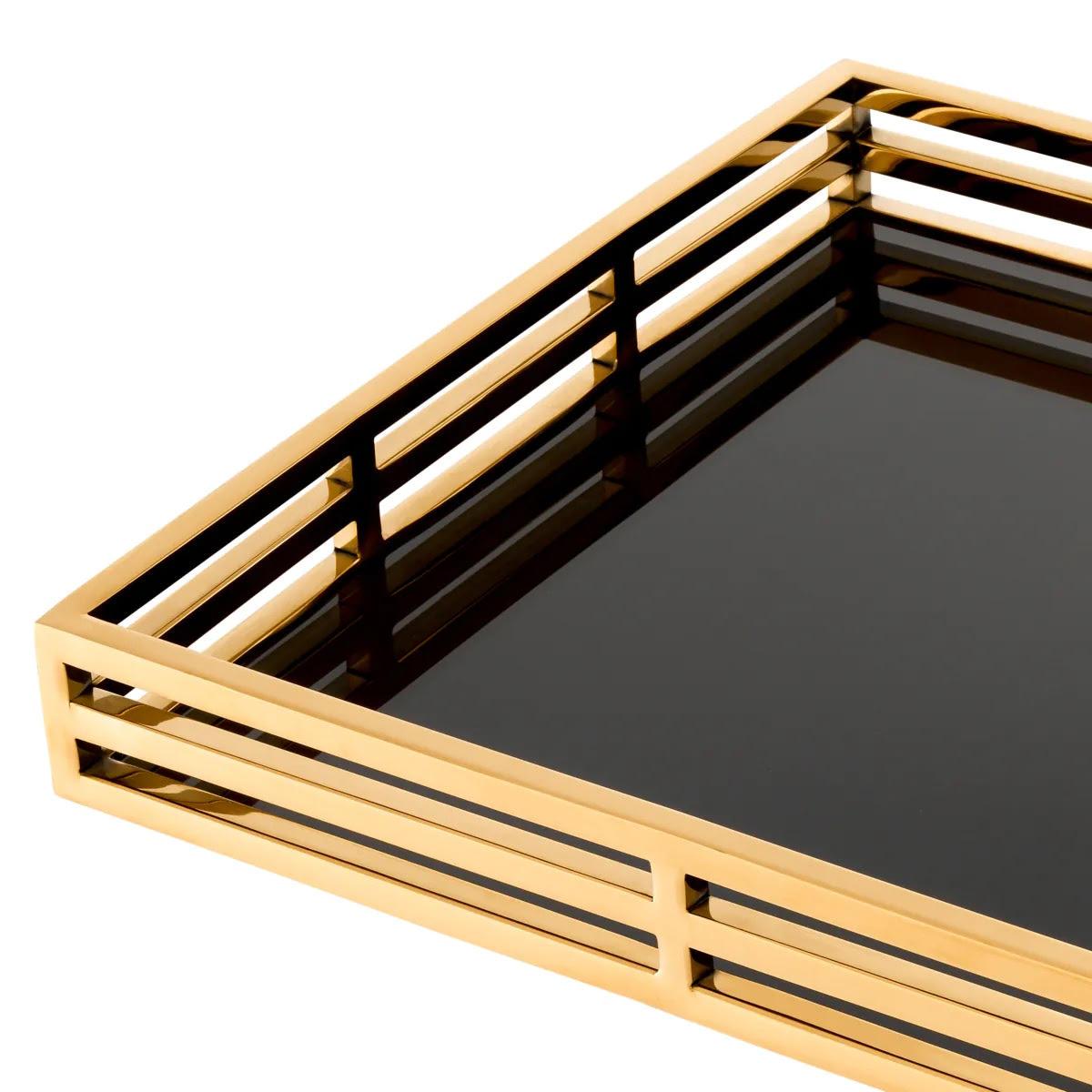 Paire de plateaux, métal doré, verre noir, style Art déco.

Apportez une touche d'élégance à vos tables avec ce plateau de style Art déco.
Ce plateau rectangulaire est l'accessoire idéal pour une coiffeuse. Utilisé comme plateau de courtoisie, il