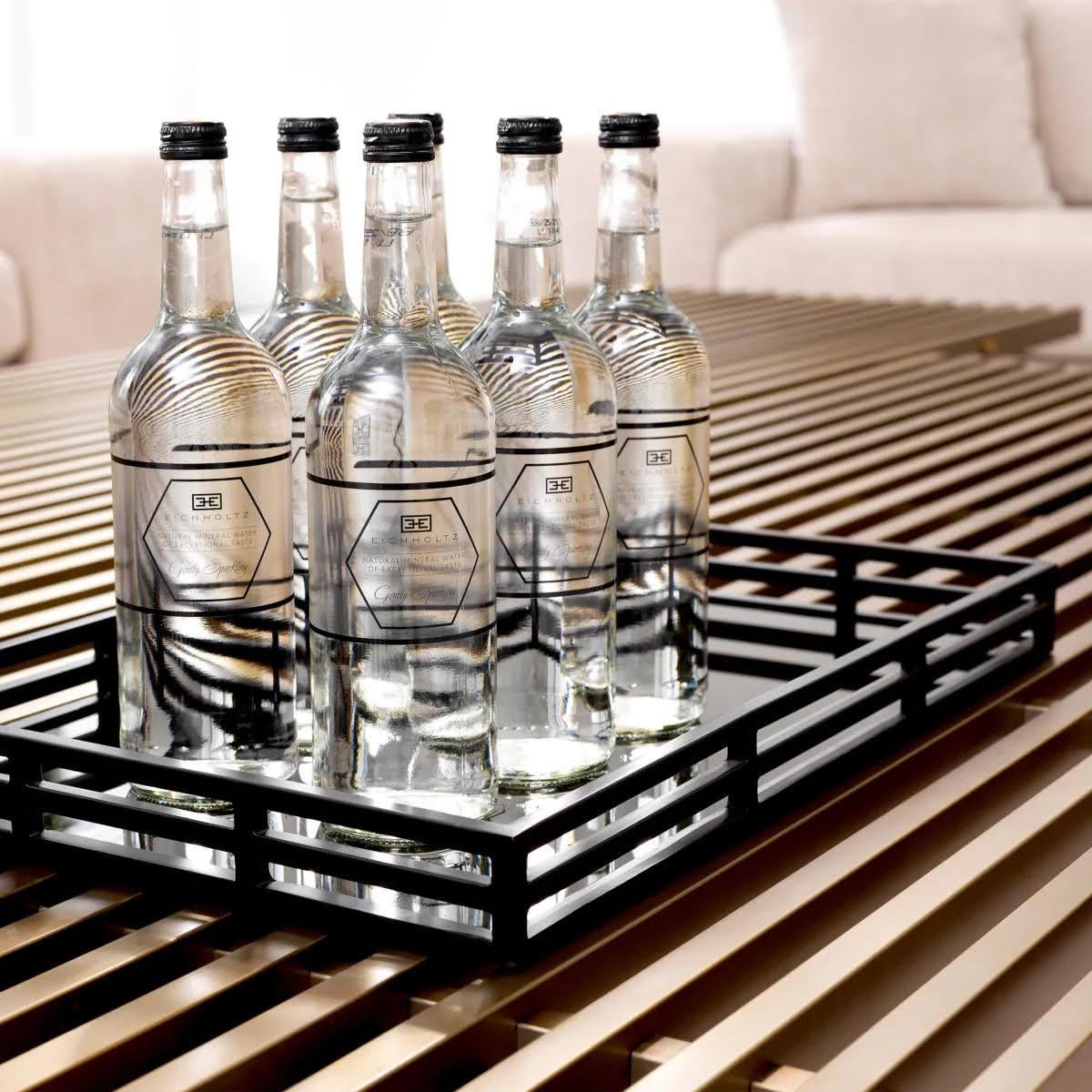 Paire de plateaux, finition noire mate, verre noir, style Art Déco.

Apportez une touche d'élégance à vos tables avec ce plateau de style Art déco.
Ce plateau rectangulaire est l'accessoire idéal pour une coiffeuse. Utilisé comme plateau de