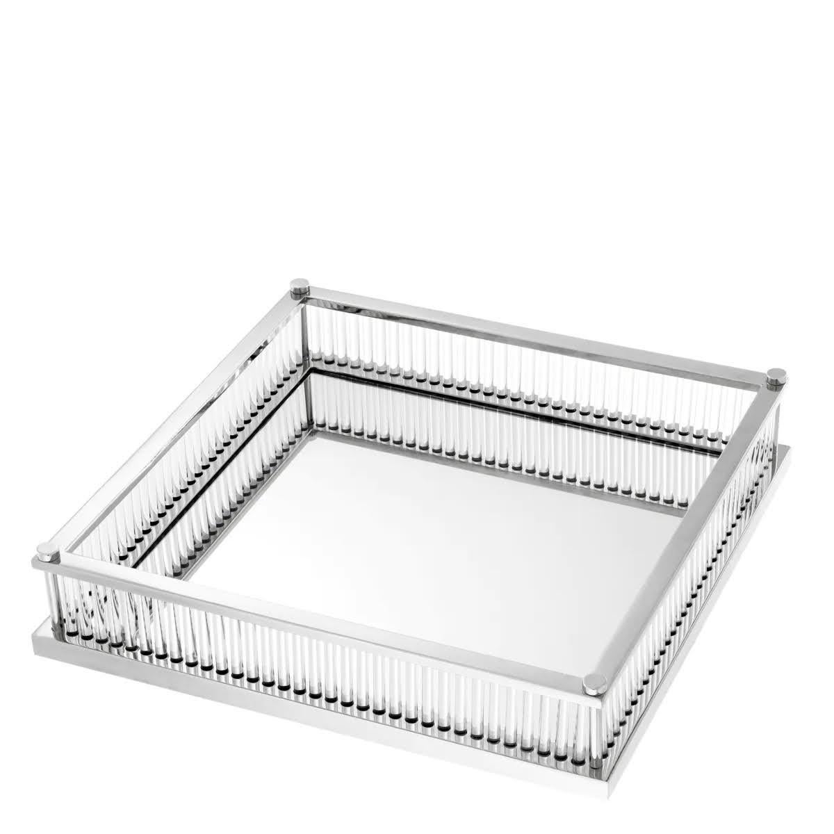 Coppia di vassoi quadrati, metallo argentato, vetro specchiato e vetro trasparente.

Abbellisci la tua casa con questo vassoio decorativo.
Questo elegante vassoio quadrato presenta una base in vetro specchiato e gambi in vetro trasparente in metallo