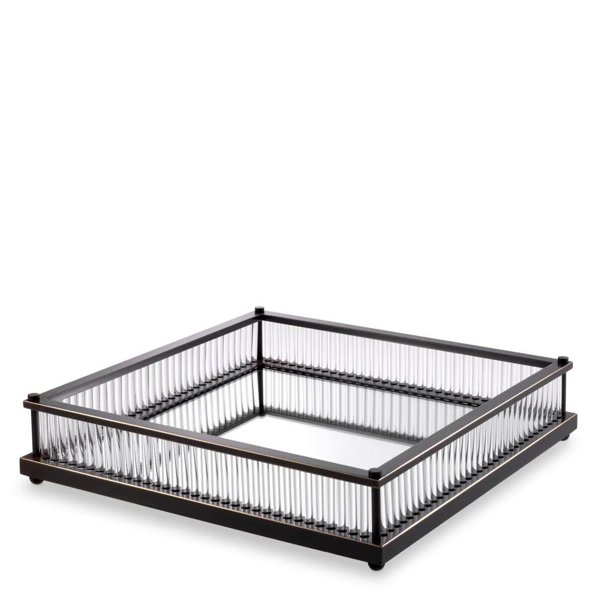 Paar quadratische Tabletts, Bronzepatina, Spiegel und Klarglas.

Verschönern Sie Ihr Zuhause mit diesem dekorativen Tablett.
Dieses elegante rechteckige Tablett hat einen verspiegelten Glasboden und Stiele aus Klarglas in bronzefarbenem Metall.