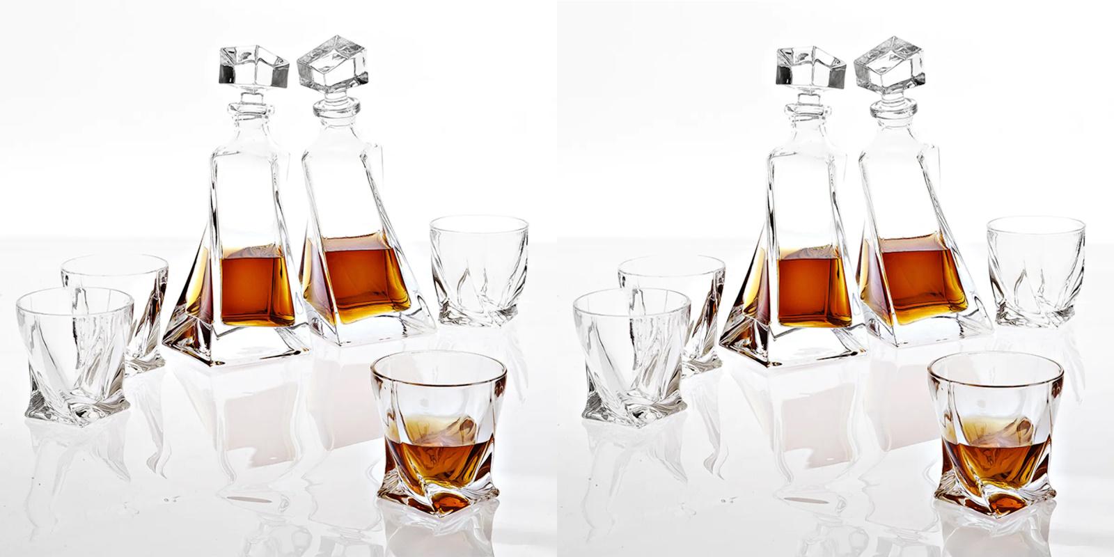 Set of 4 Crystal Decanters and 8 Glasses, a Magnificent Set. For Sale 2