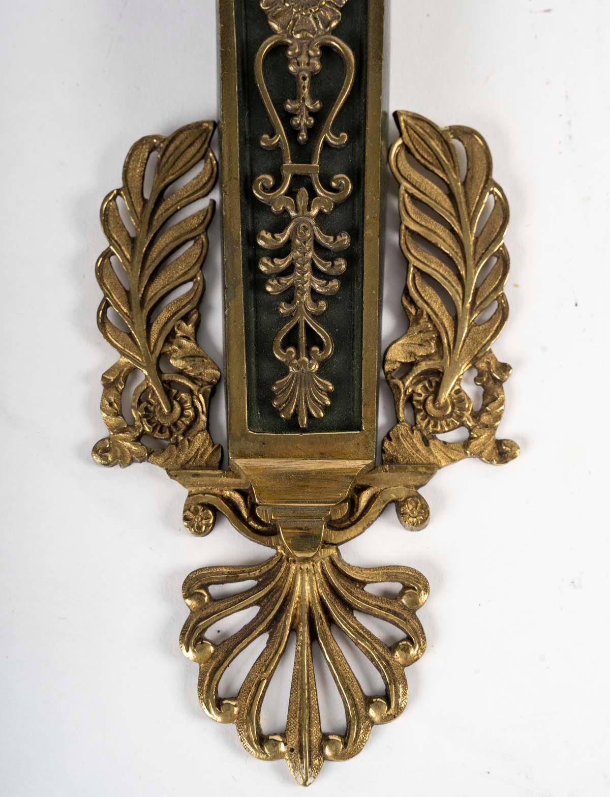 Pareja de apliques de estilo Imperio en bronce dorado y patinado. Francés en venta
