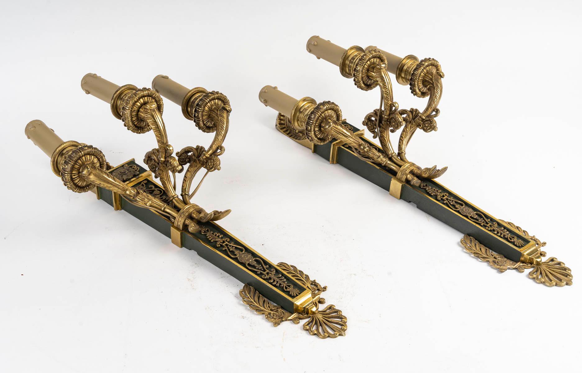 Pareja de apliques de estilo Imperio en bronce dorado y patinado. siglo XX en venta