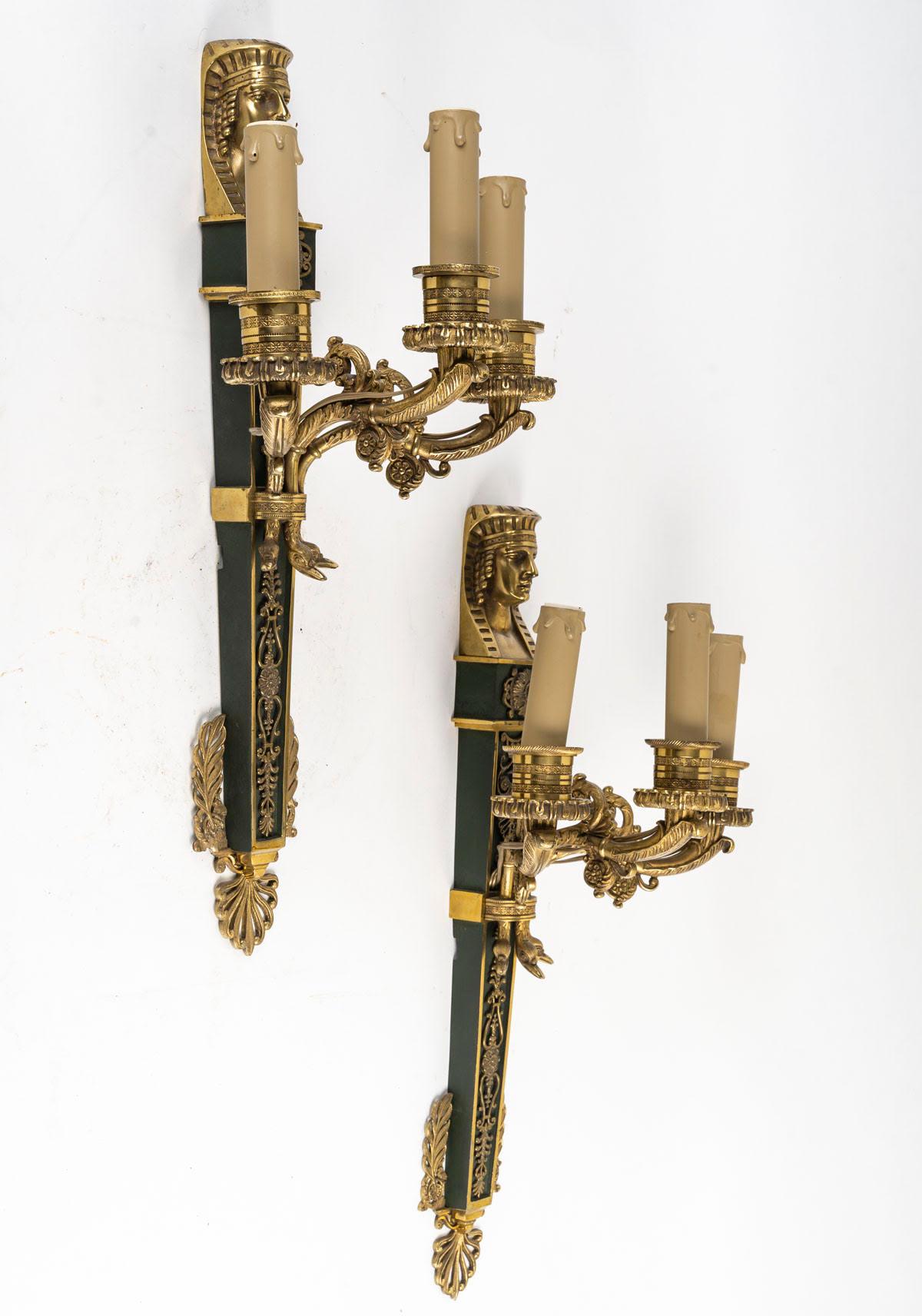 Pareja de apliques de estilo Imperio en bronce dorado y patinado. Bronce en venta