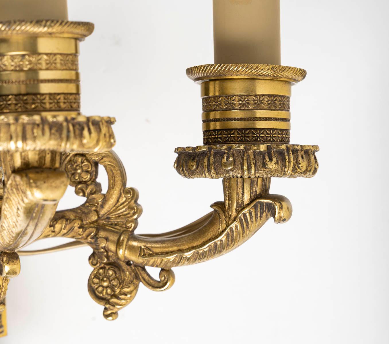 Pareja de apliques de estilo Imperio en bronce dorado y patinado. en Bueno estado para la venta en Saint-Ouen, FR