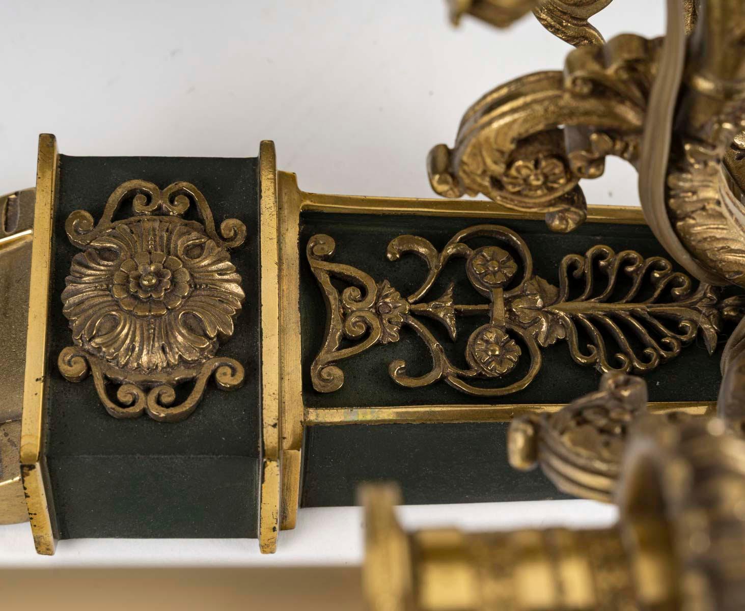 Pareja de apliques de estilo Imperio en bronce dorado y patinado. Dorado en venta