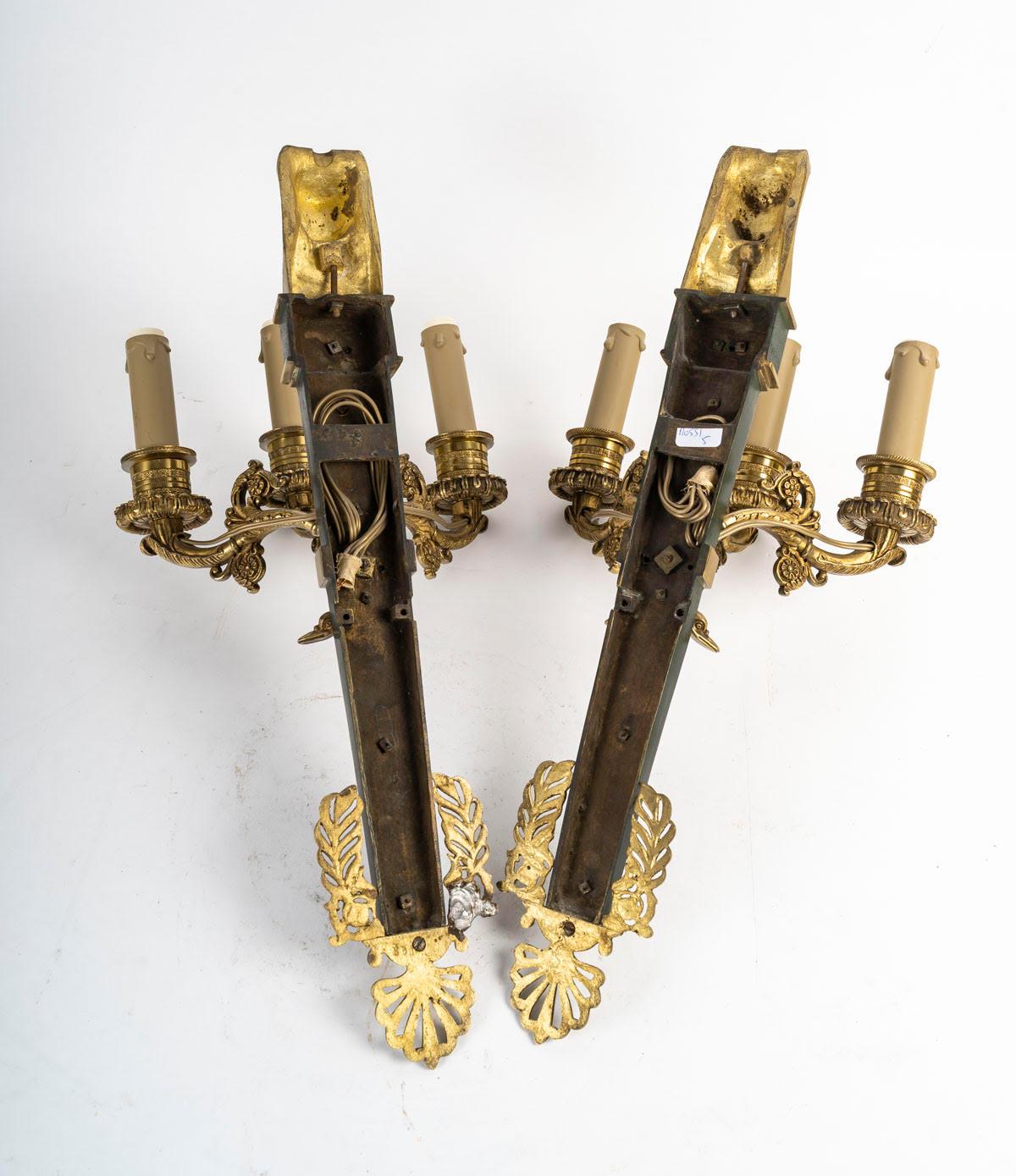 Pareja de apliques de estilo Imperio en bronce dorado y patinado. en venta 1