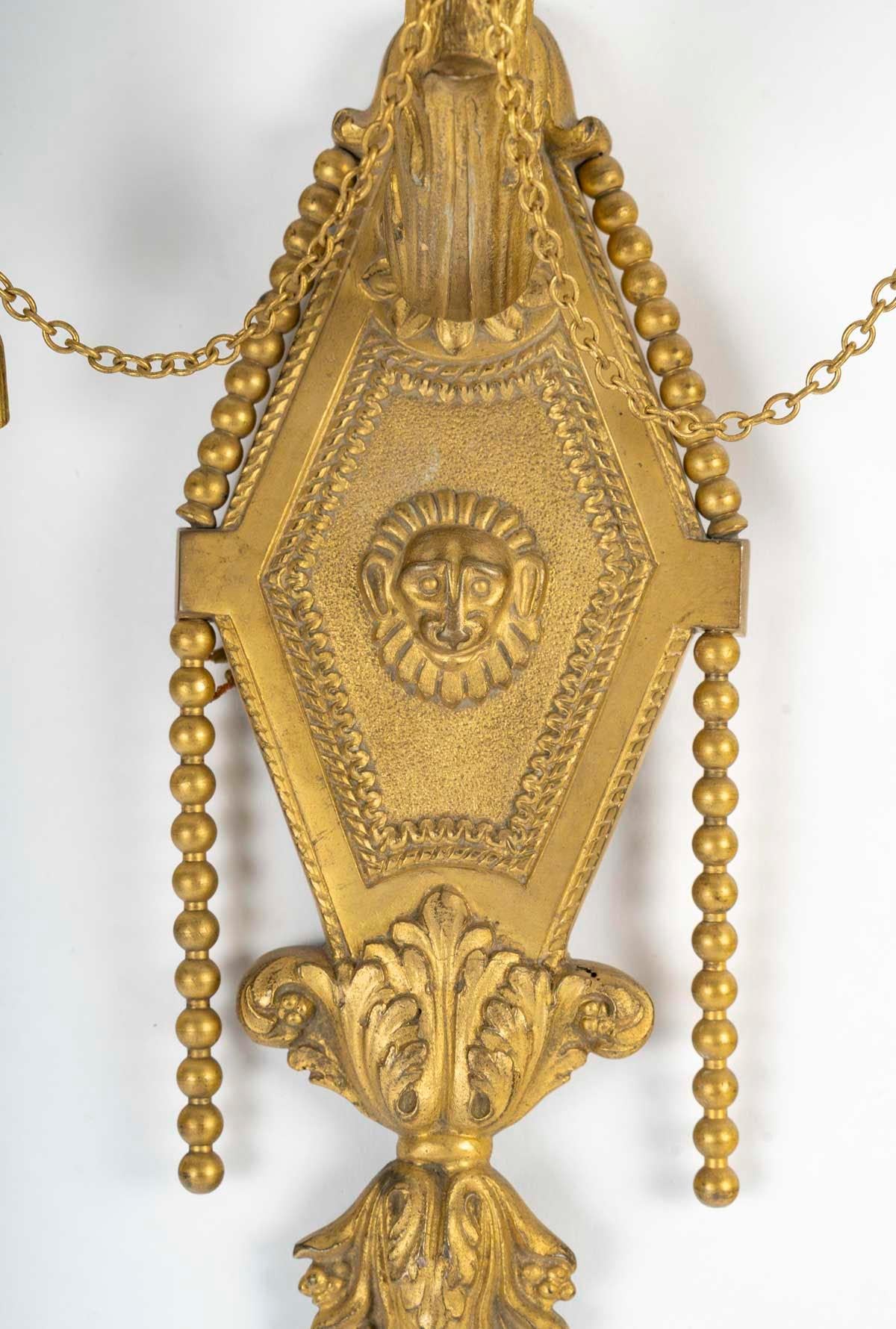 Pareja de apliques de bronce dorado de estilo Imperio, S. XIX.

Pareja de apliques de estilo Imperio del siglo XIX en bronce dorado con dos brazos, época Napoleón III.
Alto: 45 cm, Ancho: 20 cm, Fondo: 10 cm