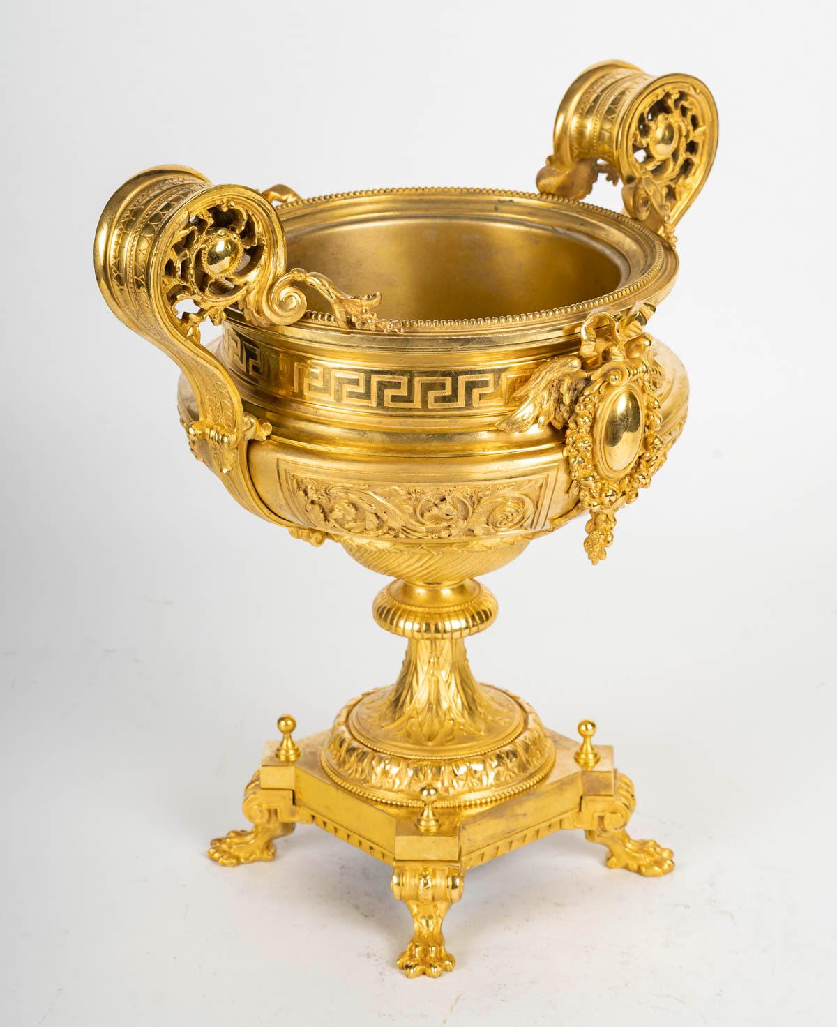 Doré Coupe de centre de table en bronze doré du 19e siècle. en vente