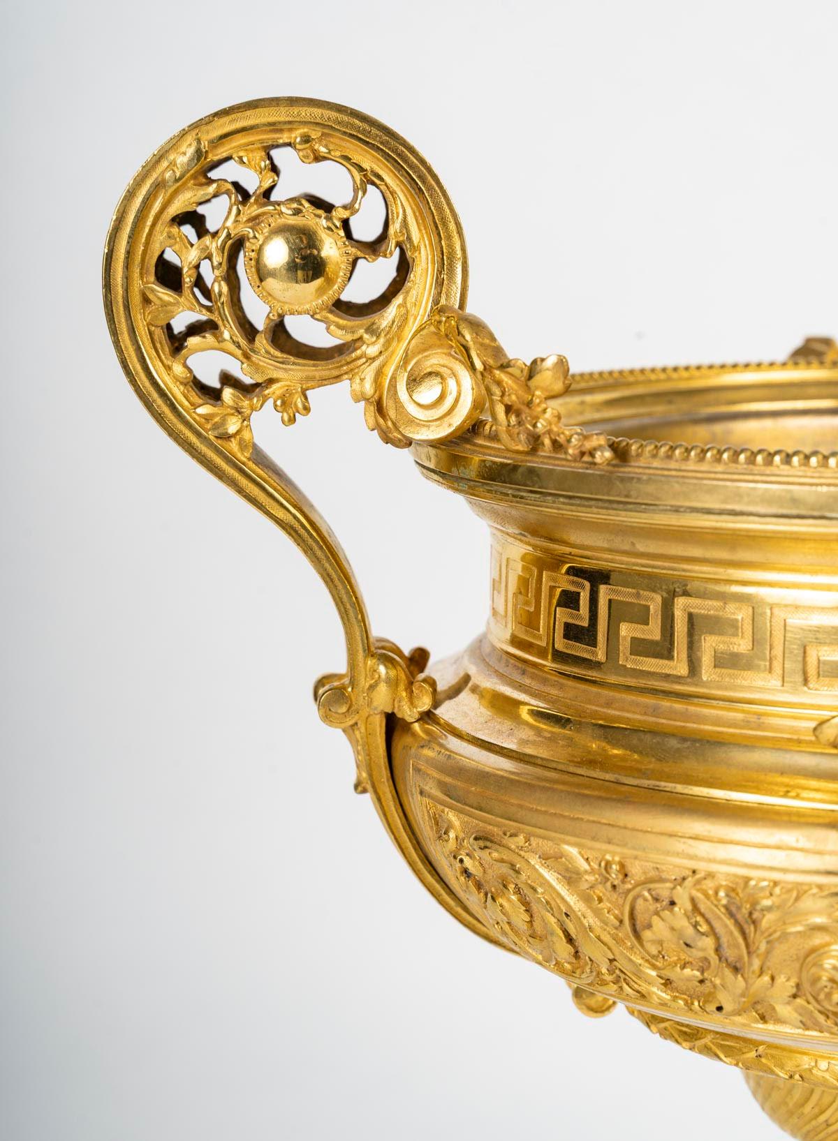 Coupe de centre de table en bronze doré du 19e siècle.

Coupe centrale d'époque Napoléon III, 19e siècle, en bronze doré.
H : 35,5cm, L : 32cm, P : 26cm