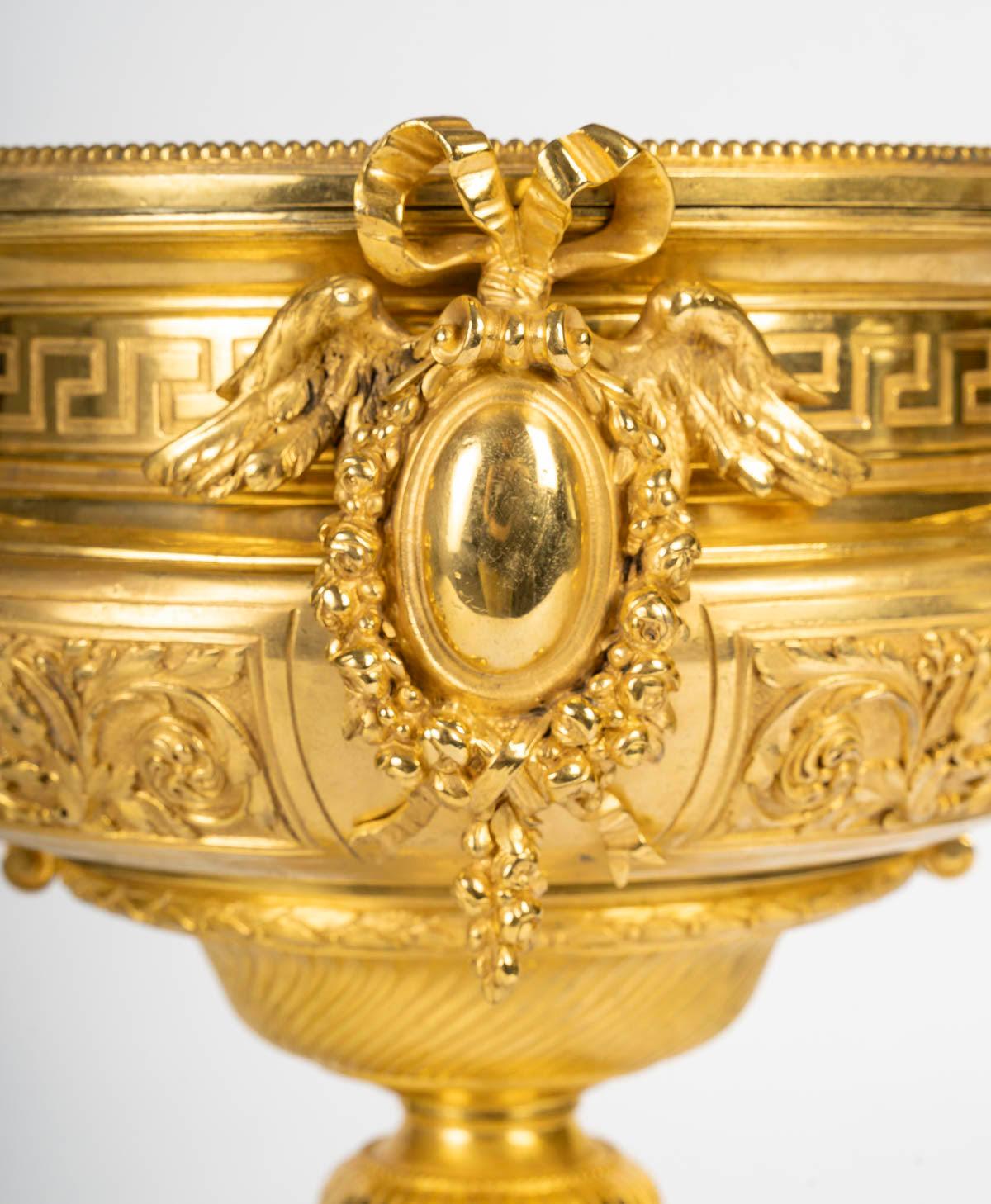 Napoléon III Coupe de centre de table en bronze doré du 19e siècle. en vente