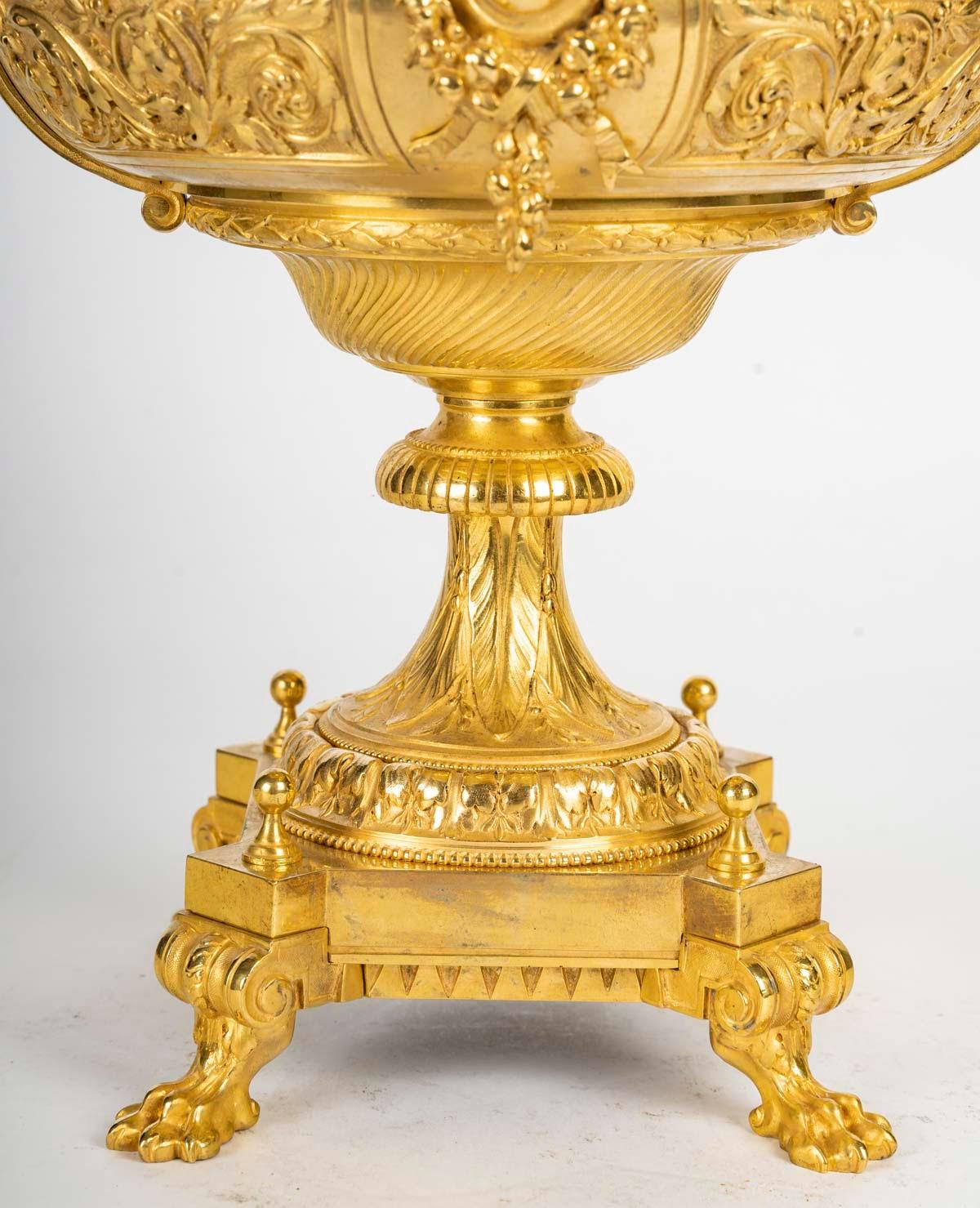Français Coupe de centre de table en bronze doré du 19e siècle. en vente