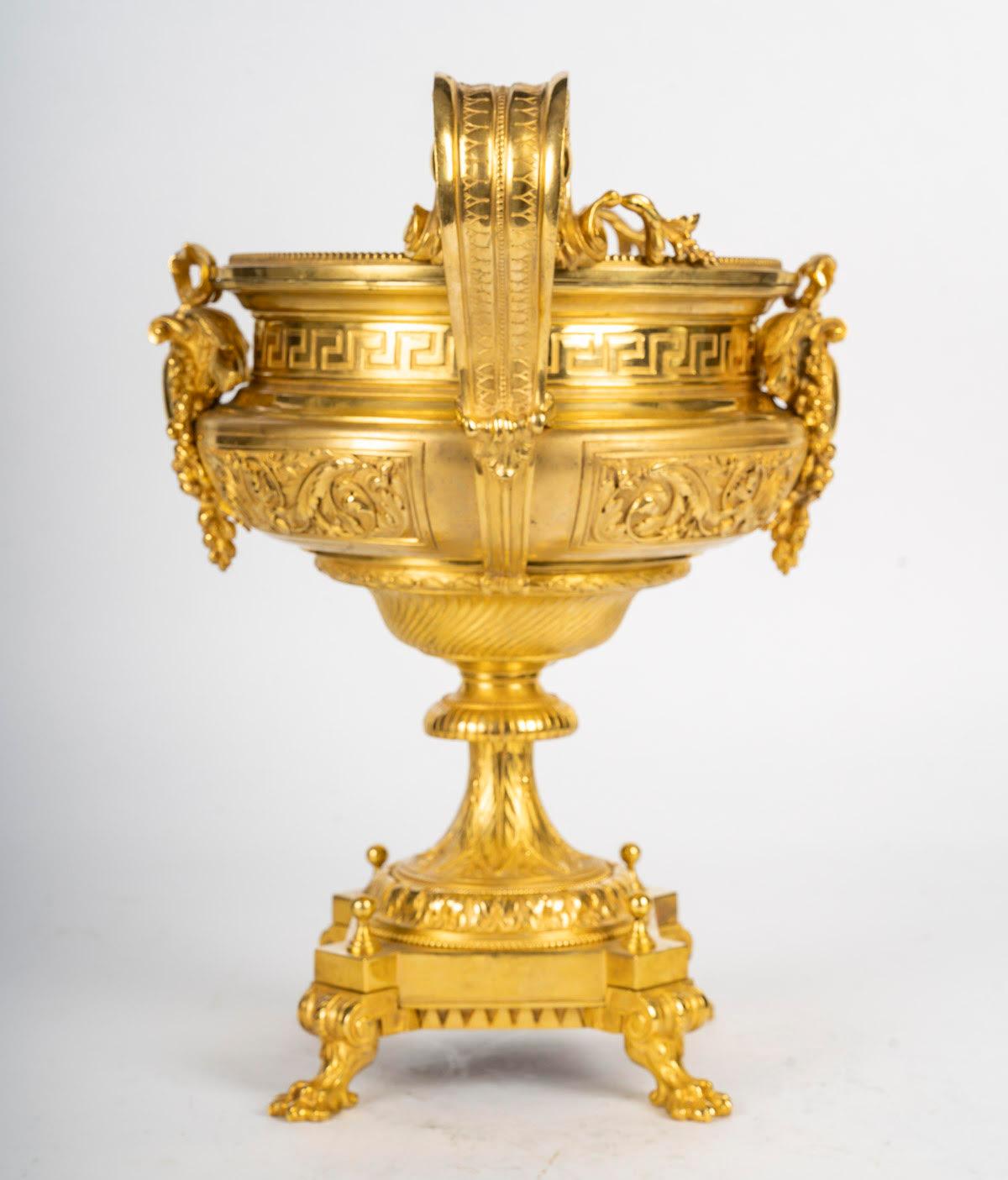 Coupe de centre de table en bronze doré du 19e siècle. Bon état - En vente à Saint-Ouen, FR