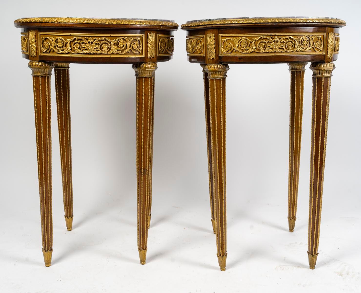 Doré Paire de guéridons de style Louis XVI, période Napoléon III, XIXe siècle. en vente