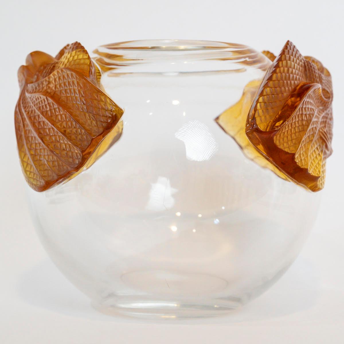 Vase en cristal de Lalique, 20e siècle.

Vase Lalique en cristal blanc et ambre, art moderne du 20e siècle.
H : 23cm, D : 28cm