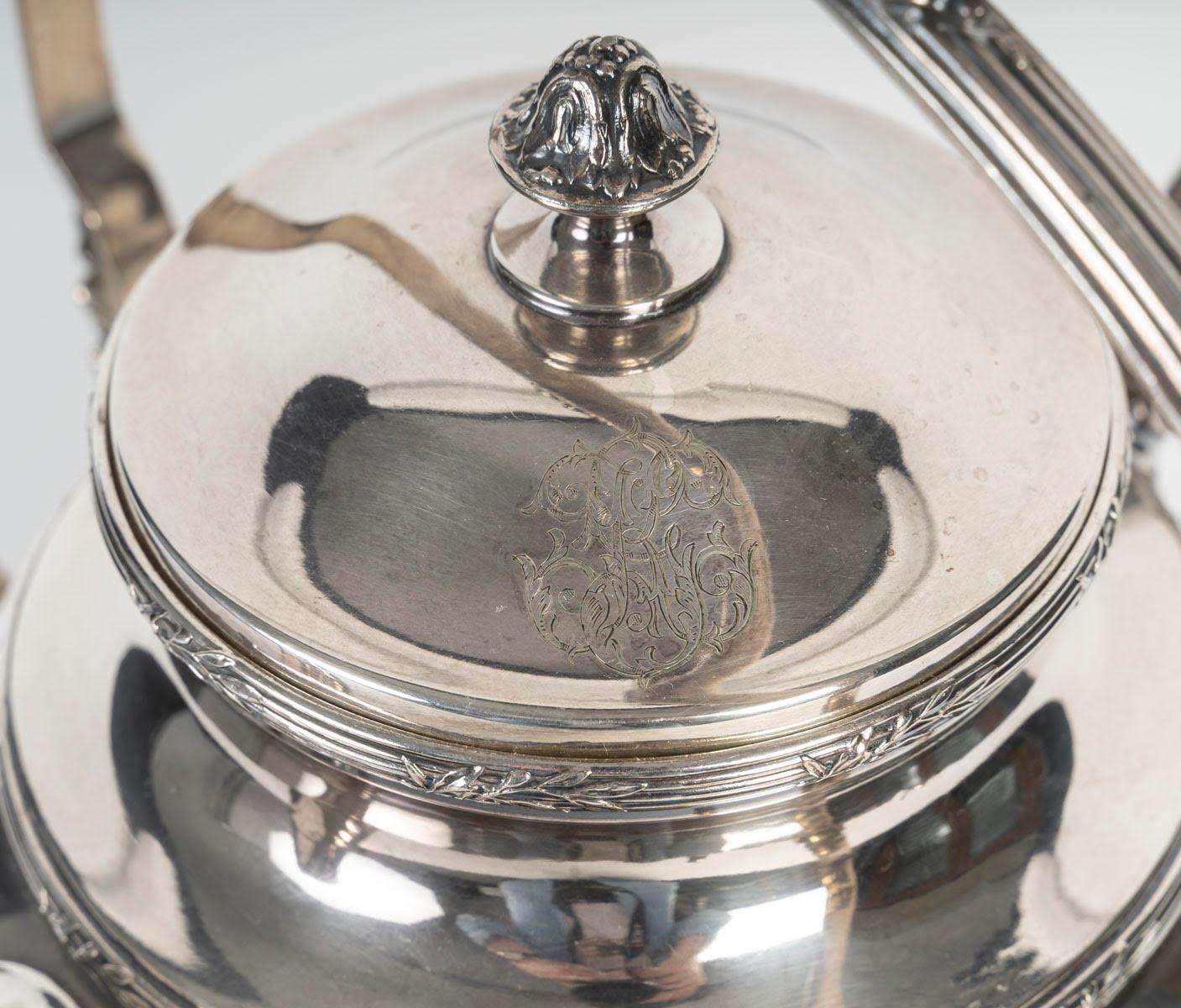 Samovar argentato Christofle, stile Napoleone III, XX secolo.

Samovar dell'argentiere Christofle in metallo argentato, stile Napoleone III, inizio XX secolo.
H. H. 39 cm, L. 31 cm, P. 25 cm.