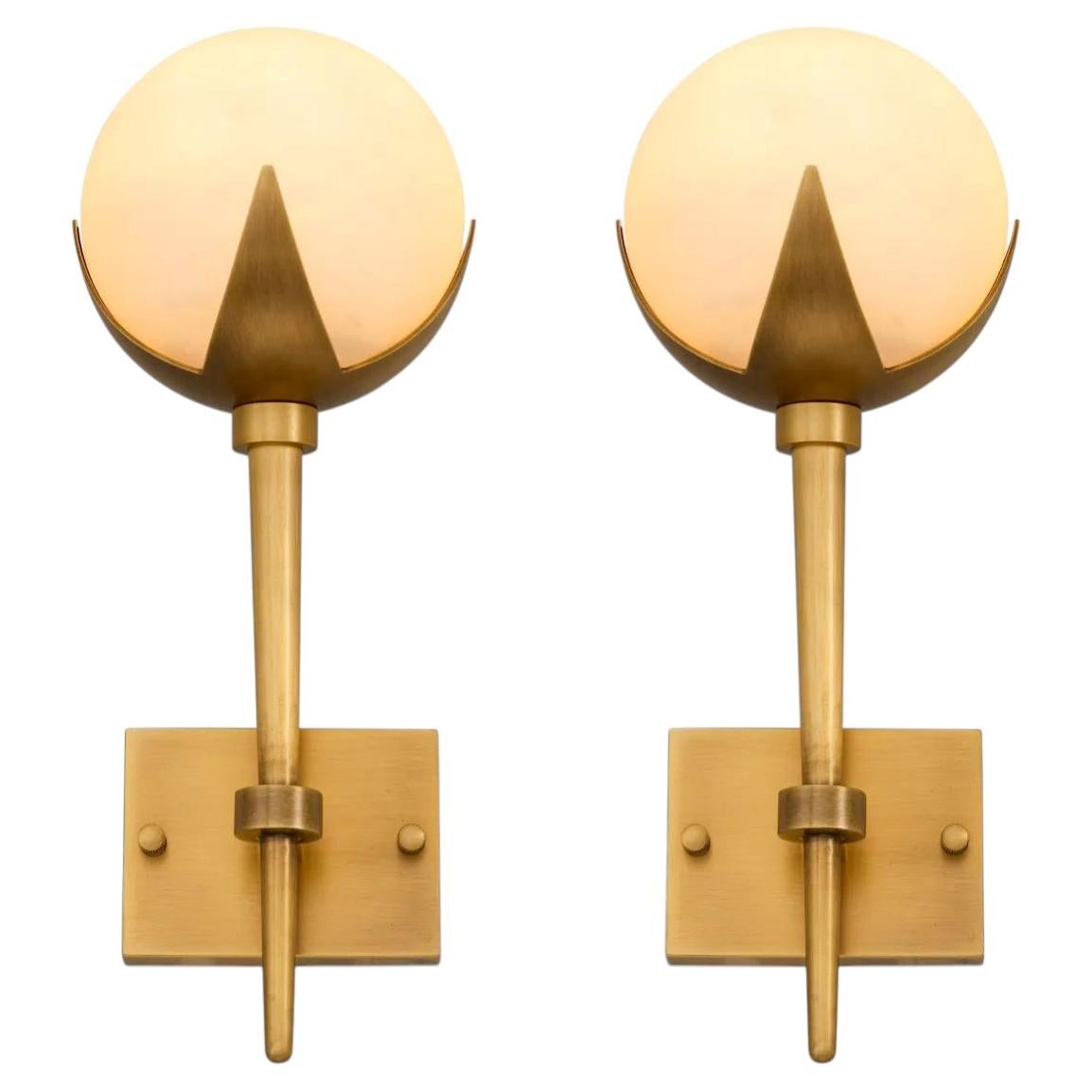 Lot de deux appliques murales de luxe, finition laiton vieilli, avec des sphères en albâtre
