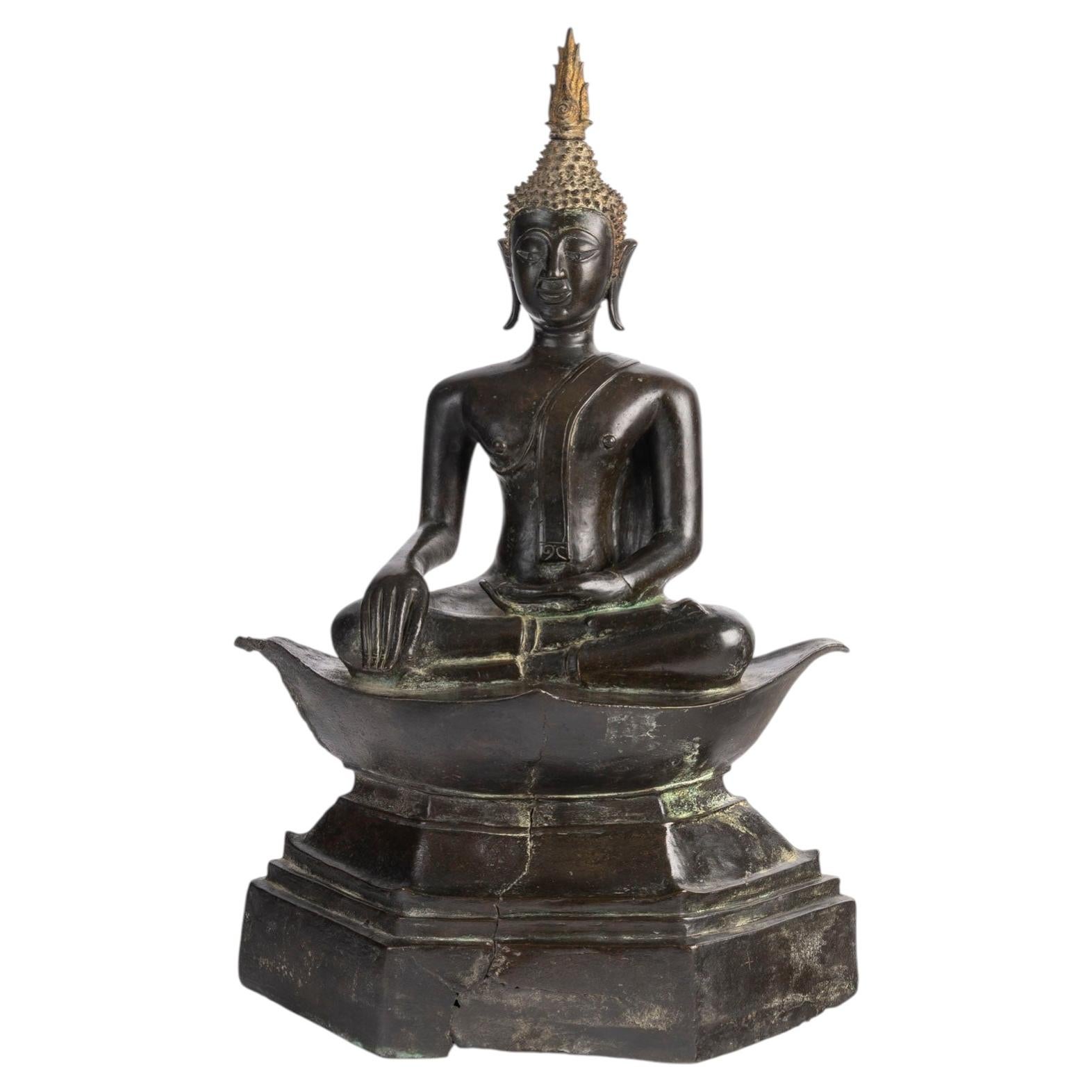 Patinated Bronze Sculpture of a Seated Buddha, 17th Century. For Sale
