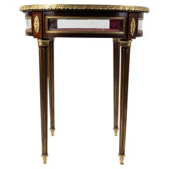 Table de présentation de style Louis XVI du début du XXe siècle.