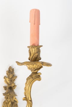 Paire d'appliques murales en bronze doré à motifs chinois, XIXe siècle.