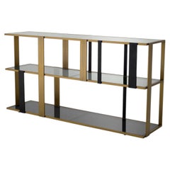 Mueble bajo en latón cepillado y acabado negro con cristal ahumado