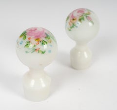 Paire de bouchons en opaline peinte, XIXe siècle, époque Napoléon III.