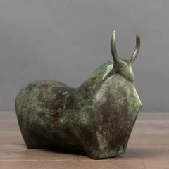 Scultura di un toro in bronzo ossidato