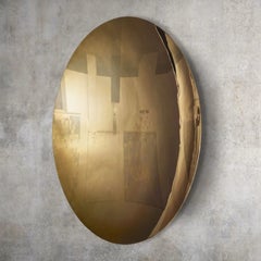 Espejo de pared parabólico cóncavo de metal dorado de estilo contemporáneo