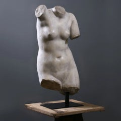Sculpture de Vénus en composite blanc, de style gréco-romain