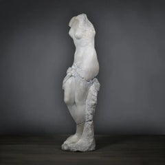 Escultura de Venus con túnica al estilo romano, de material compuesto blanco