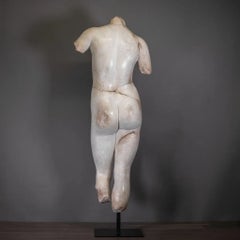 Escultura de Venus de gran formato, de color blanco y de material compuesto, de estilo grecorromano