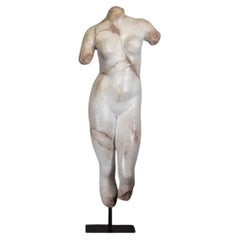 Escultura de Venus de gran formato, de color blanco y de material compuesto, de estilo grecorromano