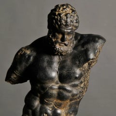 Scultura greco-romana di Eracle in composito bianco