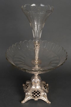 Centerpiece topped with a single-flower vase in silver-plated metal and crystal.