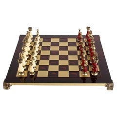 Juego de ajedrez, acabado en latón dorado y plateado, tablero burdeos, estilo contemporáneo