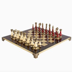 Juego de ajedrez, acabado en latón dorado y plateado, tablero burdeos, estilo contemporáneo