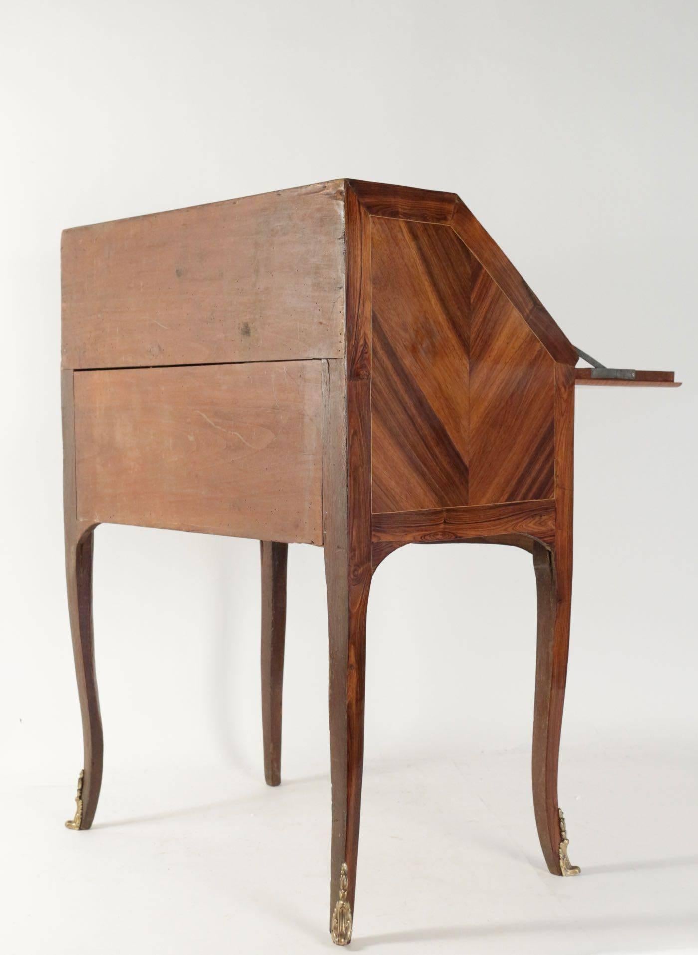 Sloping-Schreibtisch im Louis-XV-Stil, Edelholzfurnier, 19. Jahrhundert (Spätes 19. Jahrhundert) im Angebot