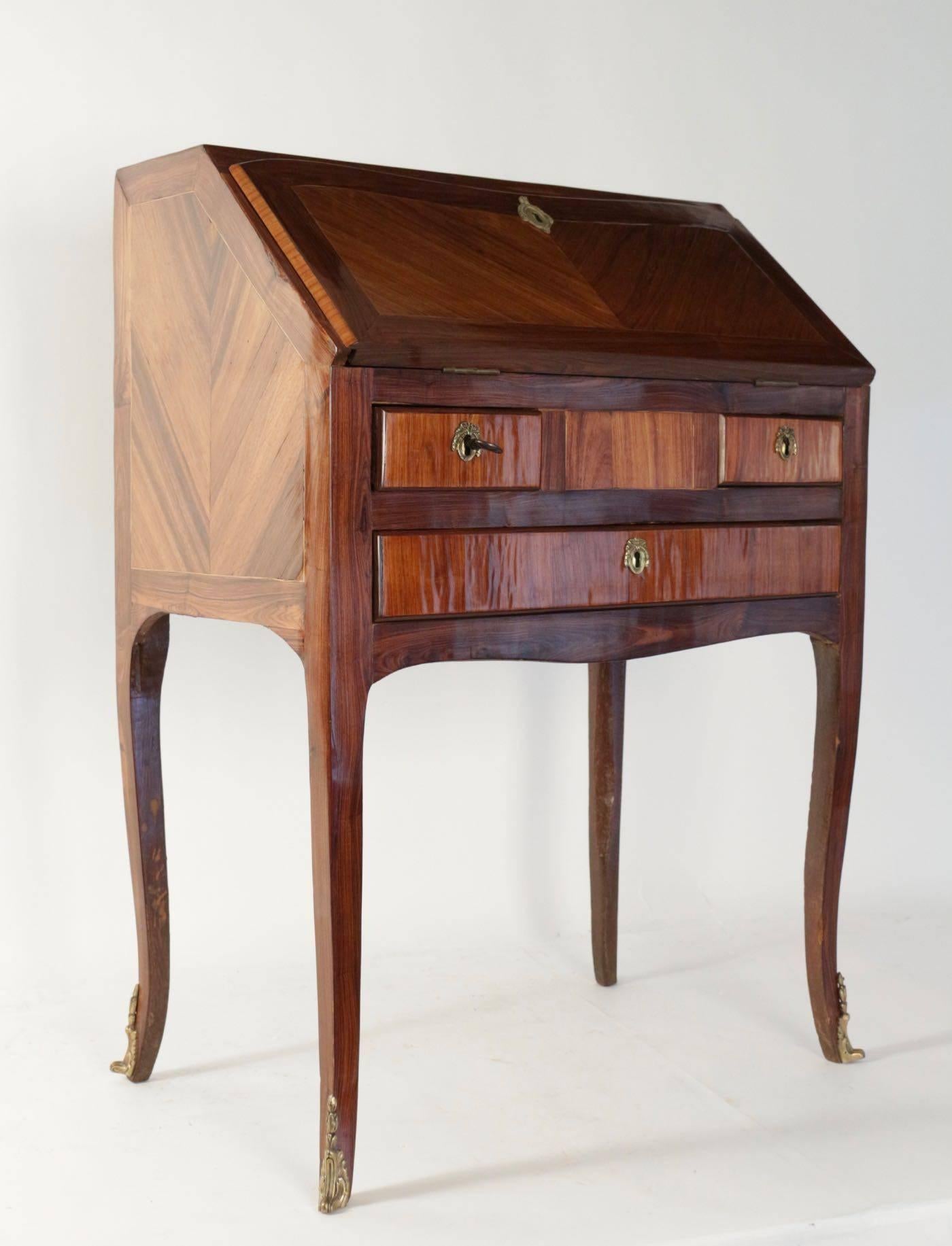 Sloping-Schreibtisch im Louis-XV-Stil, Edelholzfurnier, 19. Jahrhundert (Holz) im Angebot