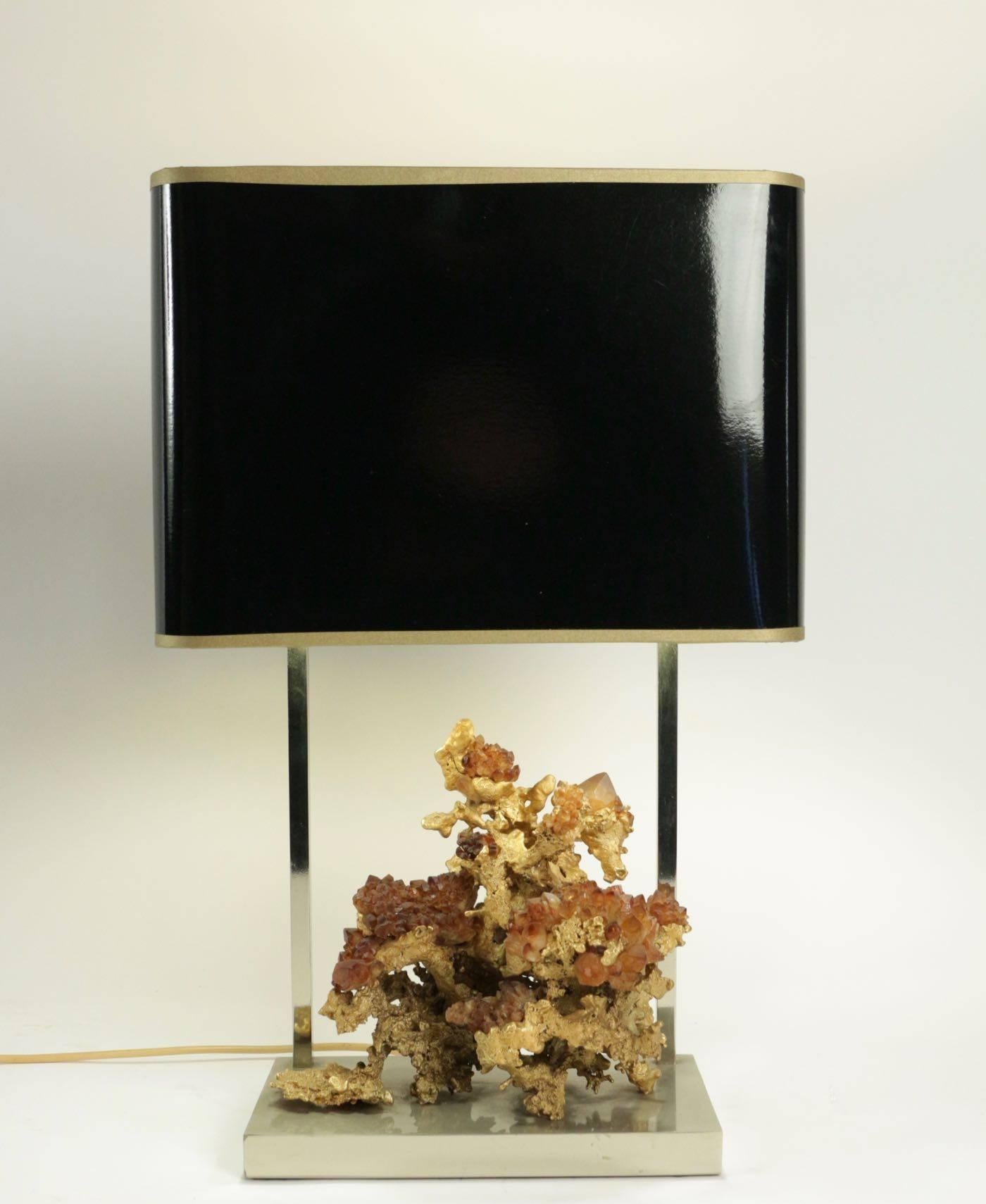 Gold gilt bronze lamp with rock crystal from the 1970s. Measure: H 54cm, L 35cm, P 20cm.
 