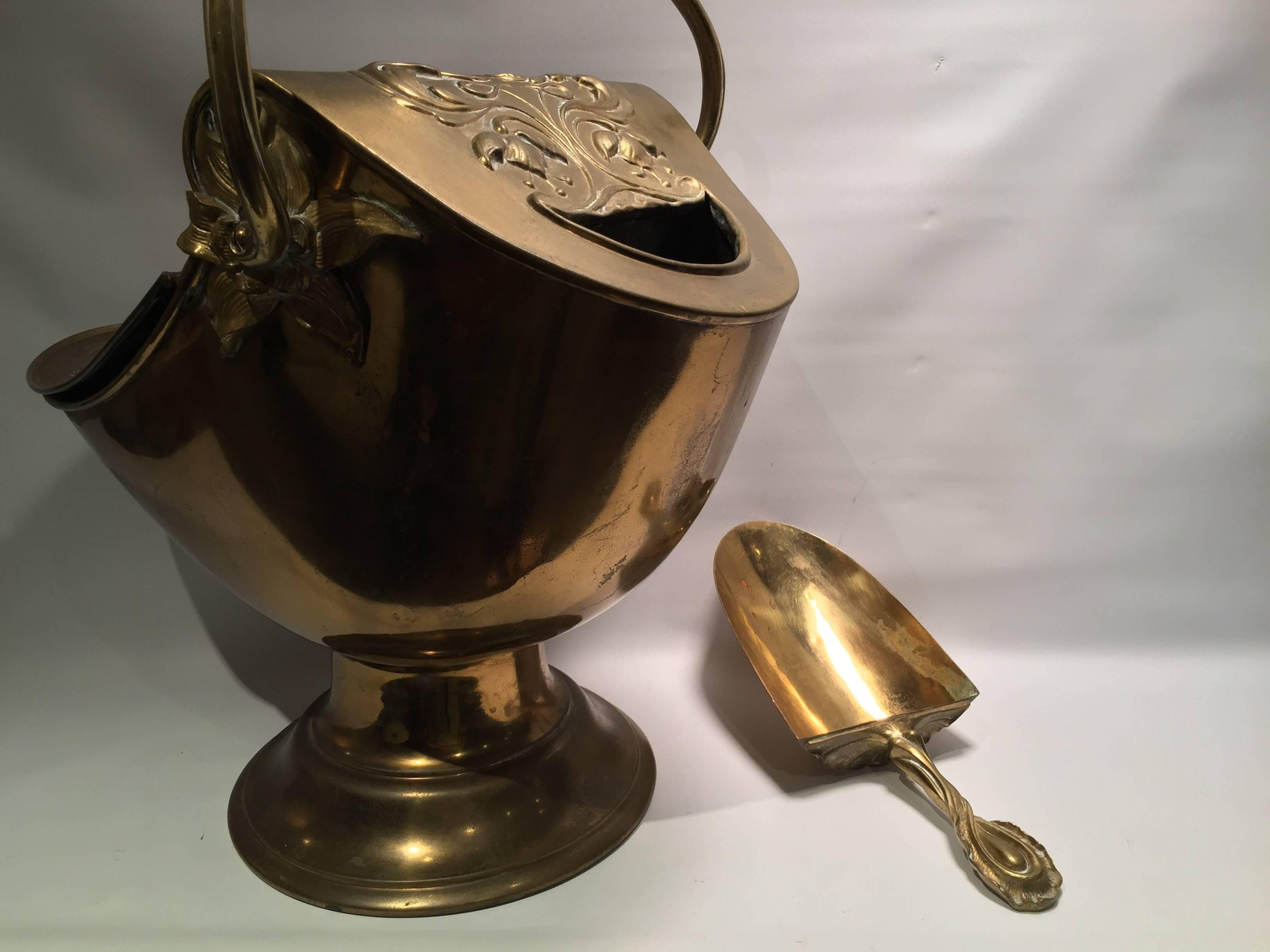 Antique Brass Art Nouveau Coal Scuttle with Shovel In Good Condition In New York, NY