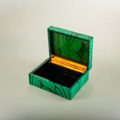 Caja decorativa de malaquita con diseño simétrico y bisagra de latón dorado, 4"