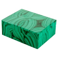 Caja decorativa de malaquita con diseño simétrico y bisagra de latón dorado, 4"