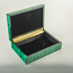 Caja de malaquita con piezas a juego y bisagra de latón dorado, 6"